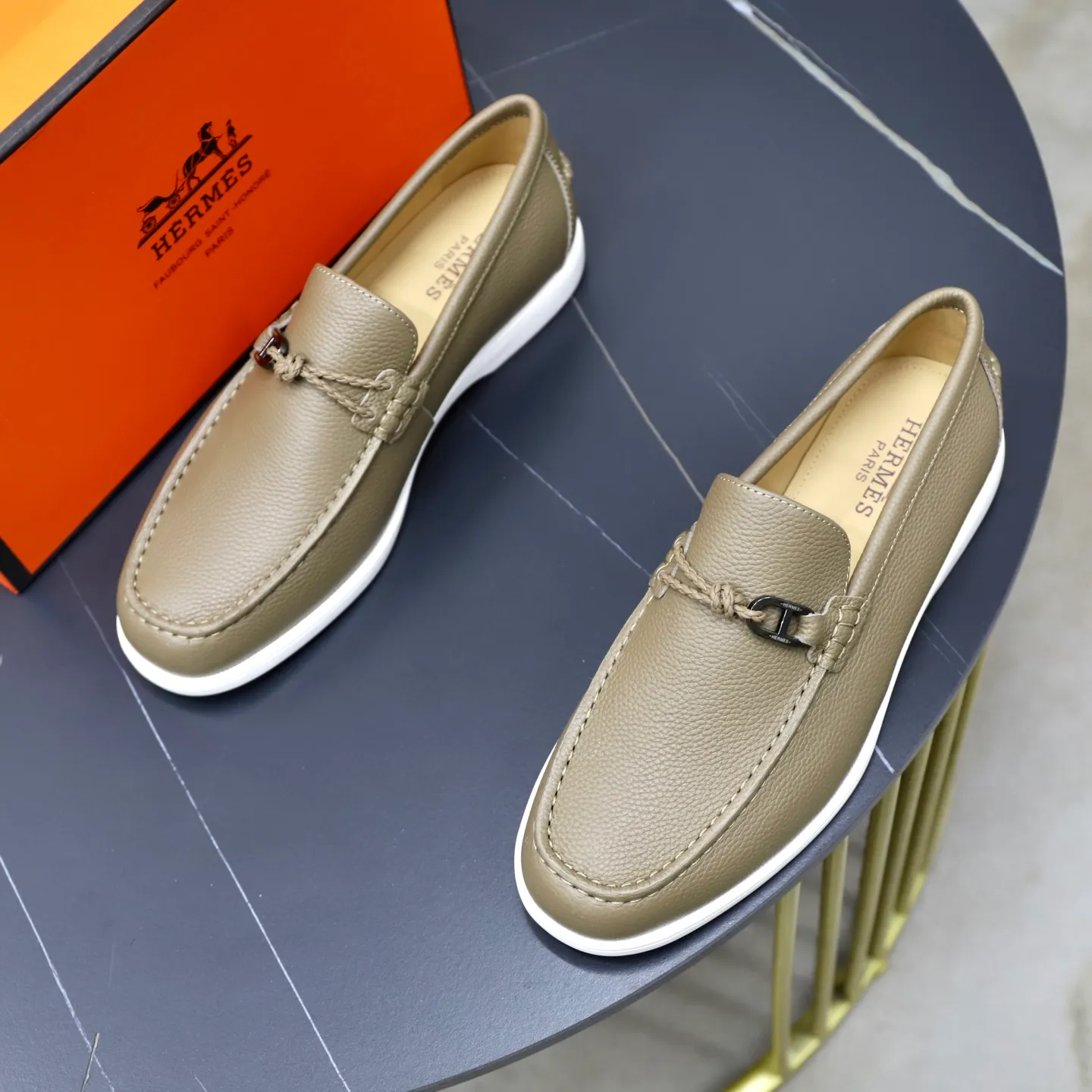Ex-factory price: 560💰Hermès/Hermès slip-on men's shoes. This shoe is made of imported pebbled cowhide. It has simple and smooth lines and is combined with aerodynamically designed 3CM rubber foam ultra-light soles! Youthful and fashionable, classic H-shaped hardware buckle decoration, calf lining gently wraps the feet, with logo cowhide feet, casual and urban style, highlighting youthful vitality, sports and leisure version, super versatile, code number: 38-39-40-41-42-43-44 standard leather shoe size (45 can be customized but does not support returns)